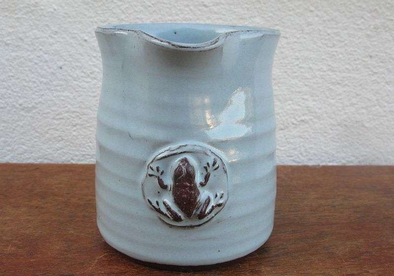 A GREAT QUALITY POTTERY MUG  WITH SIGNATURES !! FROG MOTIF !! DISPLAYS IN KALK BAY !!