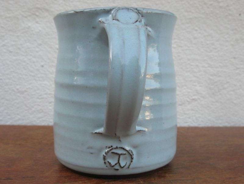 A GREAT QUALITY POTTERY MUG  WITH SIGNATURES !! FROG MOTIF !! DISPLAYS IN KALK BAY !!