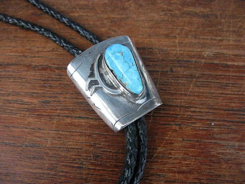 HEE HAA !! RARE !! A VINTAGE WESTERN STYLE BOLO TIE WITH STERLING SILVER AND TURQUOISE TOGGLE