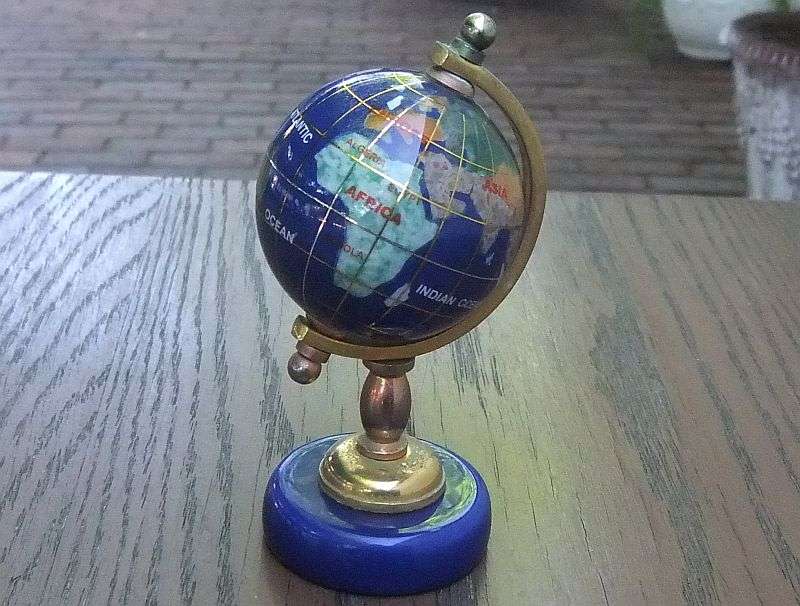 A FABULOUS VINTAGE GEM STONE INLAID WORLD GLOBE ORNAMENT ...NEW VALUE $40 !!
