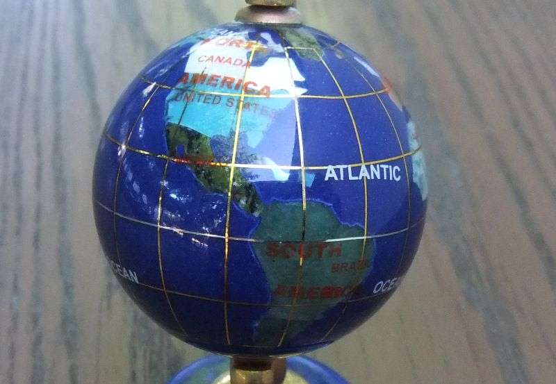 A FABULOUS VINTAGE GEM STONE INLAID WORLD GLOBE ORNAMENT ...NEW VALUE $40 !!