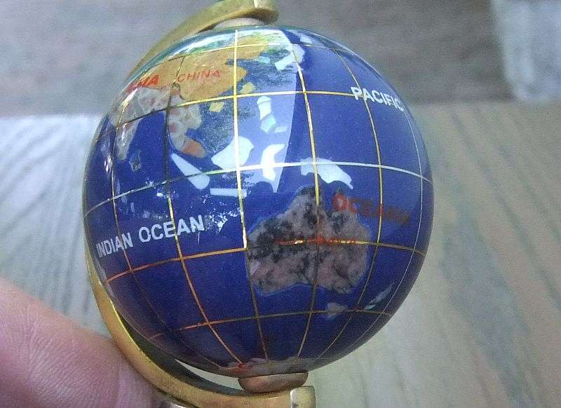A FABULOUS VINTAGE GEM STONE INLAID WORLD GLOBE ORNAMENT ...NEW VALUE $40 !!