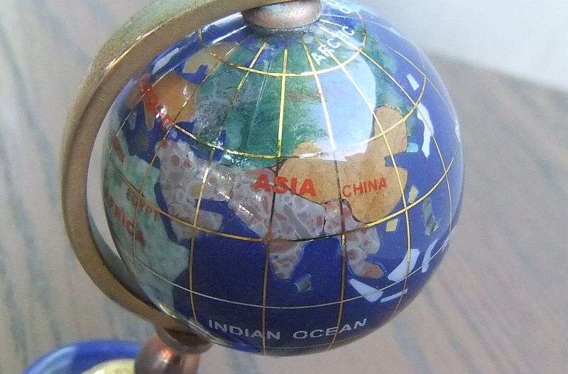 A FABULOUS VINTAGE GEM STONE INLAID WORLD GLOBE ORNAMENT ...NEW VALUE $40 !!
