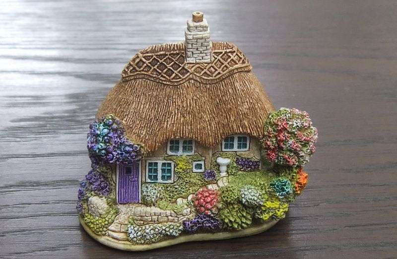 TOO CUTE !! A TINY INTRICATELY DETAILED ORNAMENTAL HOUSE BY LILLIPUT LANE !! YEAR 2000 !!