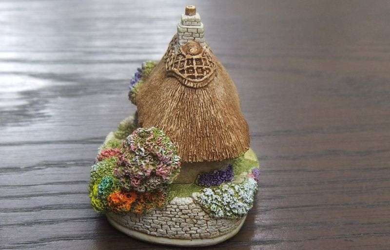 TOO CUTE !! A TINY INTRICATELY DETAILED ORNAMENTAL HOUSE BY LILLIPUT LANE !! YEAR 2000 !!