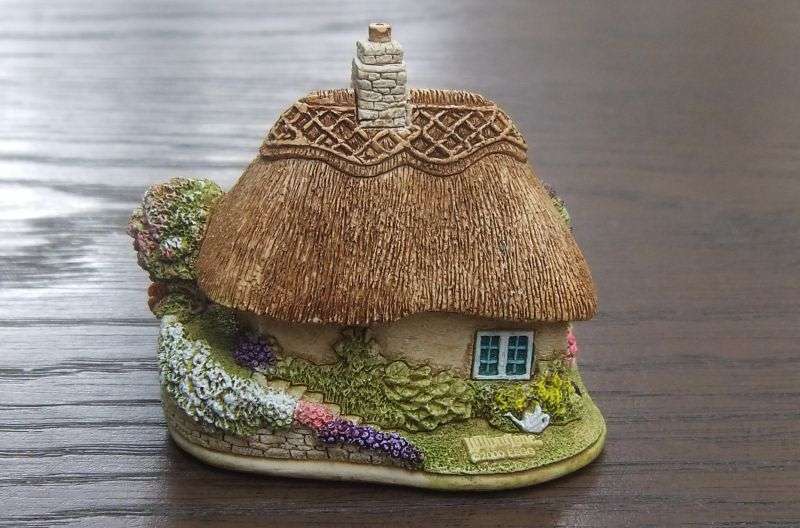 TOO CUTE !! A TINY INTRICATELY DETAILED ORNAMENTAL HOUSE BY LILLIPUT LANE !! YEAR 2000 !!