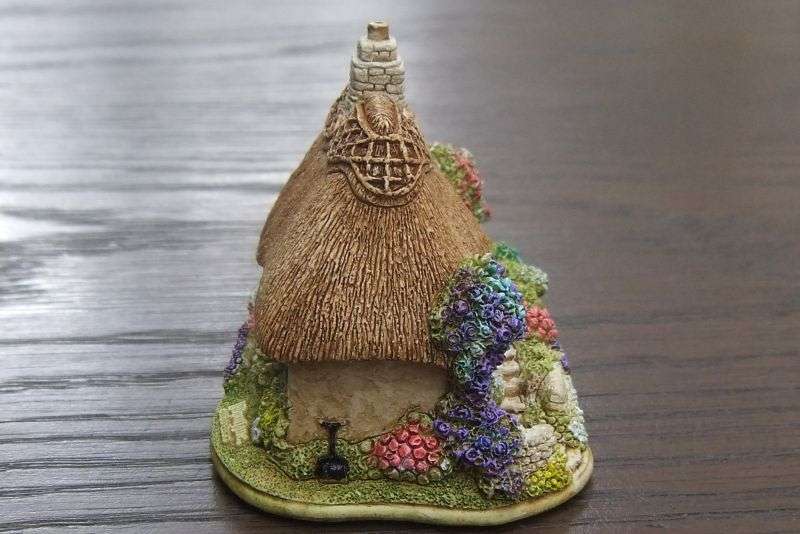 TOO CUTE !! A TINY INTRICATELY DETAILED ORNAMENTAL HOUSE BY LILLIPUT LANE !! YEAR 2000 !!
