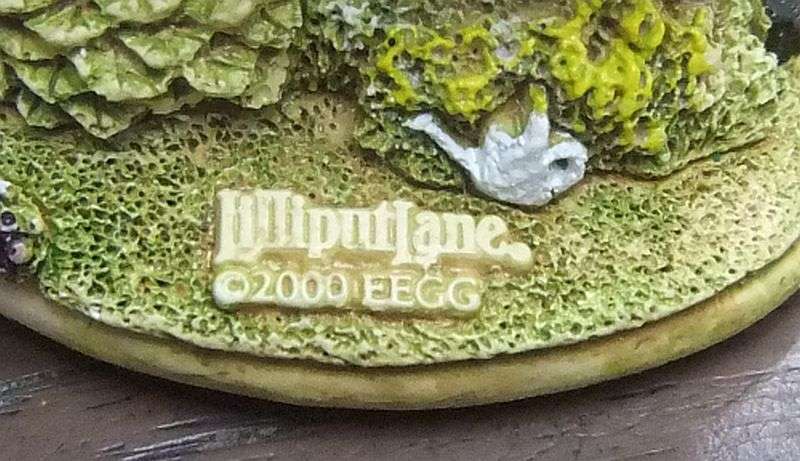 TOO CUTE !! A TINY INTRICATELY DETAILED ORNAMENTAL HOUSE BY LILLIPUT LANE !! YEAR 2000 !!