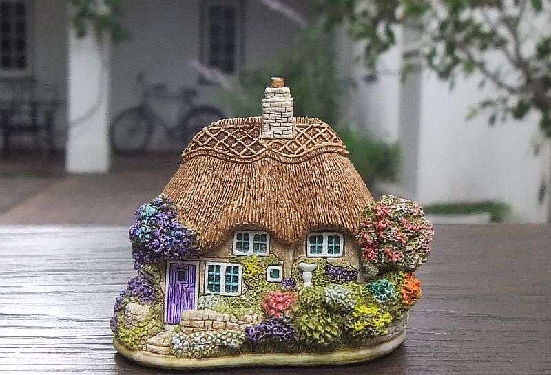 TOO CUTE !! A TINY INTRICATELY DETAILED ORNAMENTAL HOUSE BY LILLIPUT LANE !! YEAR 2000 !!