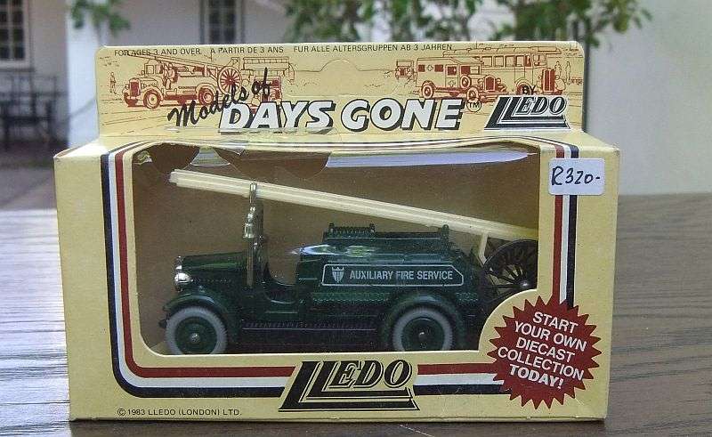 WOW !! WOW !! A VINTAGE 1983 DIE CAST METAL MODEL BY LLEDO ENGLAND OF AN OLD FIRE ENGINE !!