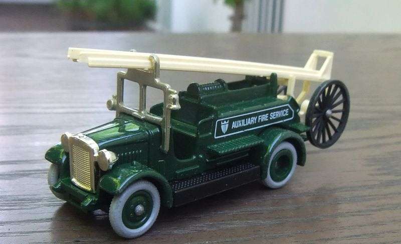 WOW !! WOW !! A VINTAGE 1983 DIE CAST METAL MODEL BY LLEDO ENGLAND OF AN OLD FIRE ENGINE !!