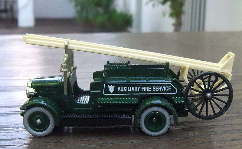WOW !! WOW !! A VINTAGE 1983 DIE CAST METAL MODEL BY LLEDO ENGLAND OF AN OLD FIRE ENGINE !!