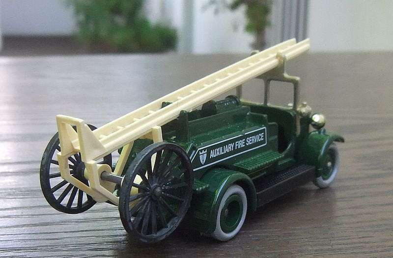 WOW !! WOW !! A VINTAGE 1983 DIE CAST METAL MODEL BY LLEDO ENGLAND OF AN OLD FIRE ENGINE !!