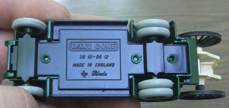WOW !! WOW !! A VINTAGE 1983 DIE CAST METAL MODEL BY LLEDO ENGLAND OF AN OLD FIRE ENGINE !!