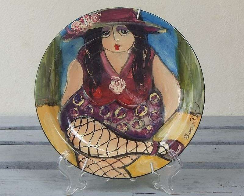 A SUPERB HAND PAINTED AND SIGNED PAINTING ON A PLATE OF A "" FAT LADY "" BY SA ARTIST SHARON DOLD
