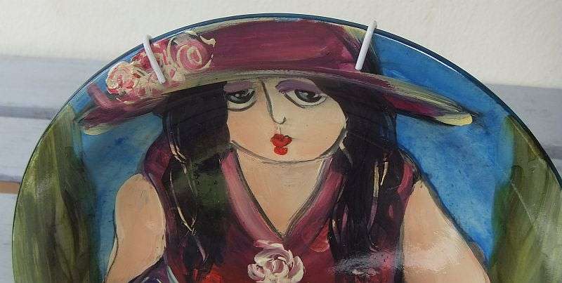 A SUPERB HAND PAINTED AND SIGNED PAINTING ON A PLATE OF A "" FAT LADY "" BY SA ARTIST SHARON DOLD