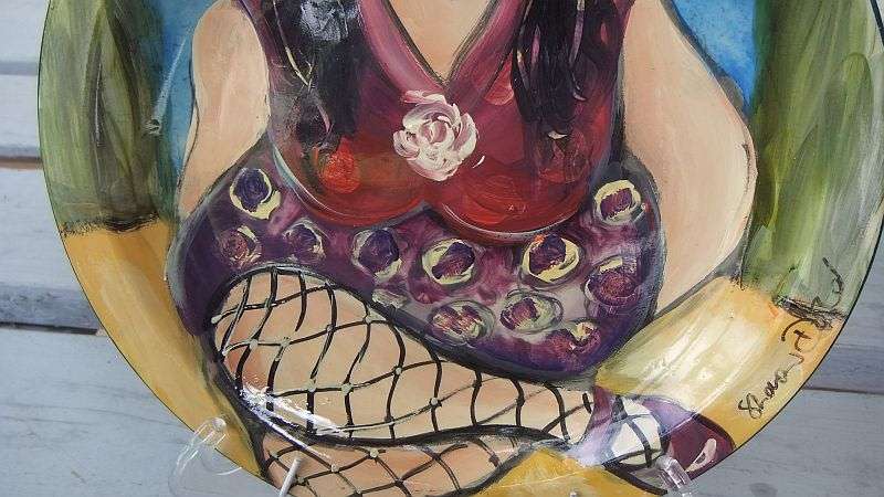A SUPERB HAND PAINTED AND SIGNED PAINTING ON A PLATE OF A "" FAT LADY "" BY SA ARTIST SHARON DOLD