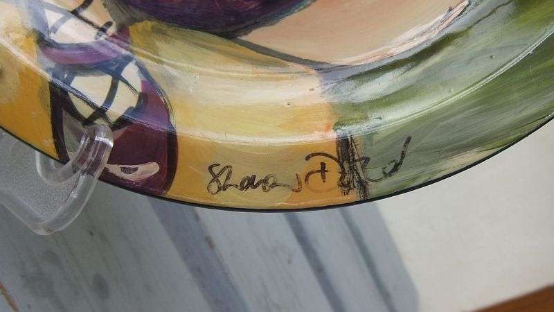 A SUPERB HAND PAINTED AND SIGNED PAINTING ON A PLATE OF A "" FAT LADY "" BY SA ARTIST SHARON DOLD