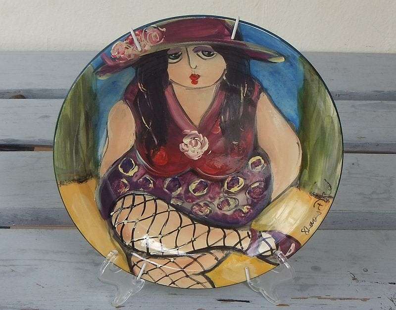 A SUPERB HAND PAINTED AND SIGNED PAINTING ON A PLATE OF A "" FAT LADY "" BY SA ARTIST SHARON DOLD