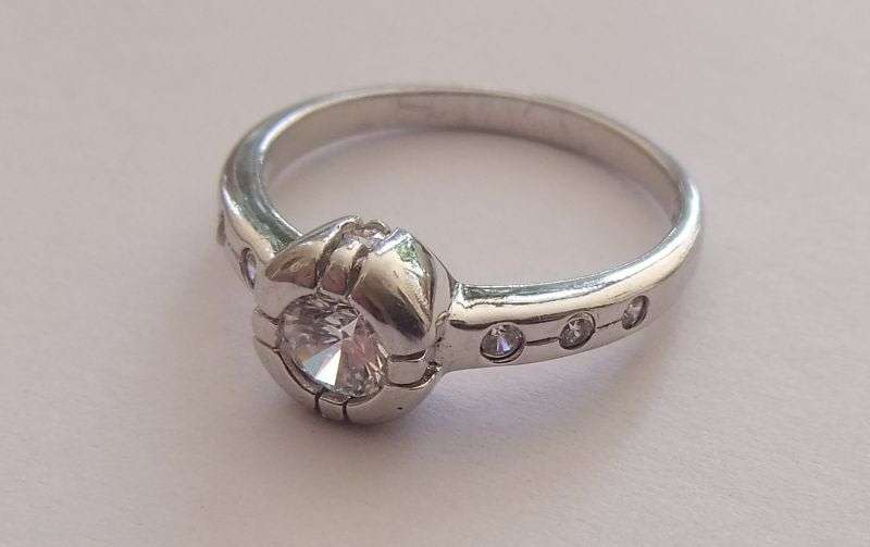 A BEAUTIFUL EXCELLENT QUALITY STERLING SILVER RING SET WITH FACETED STONES...EVEN FACING OUTWARD !!