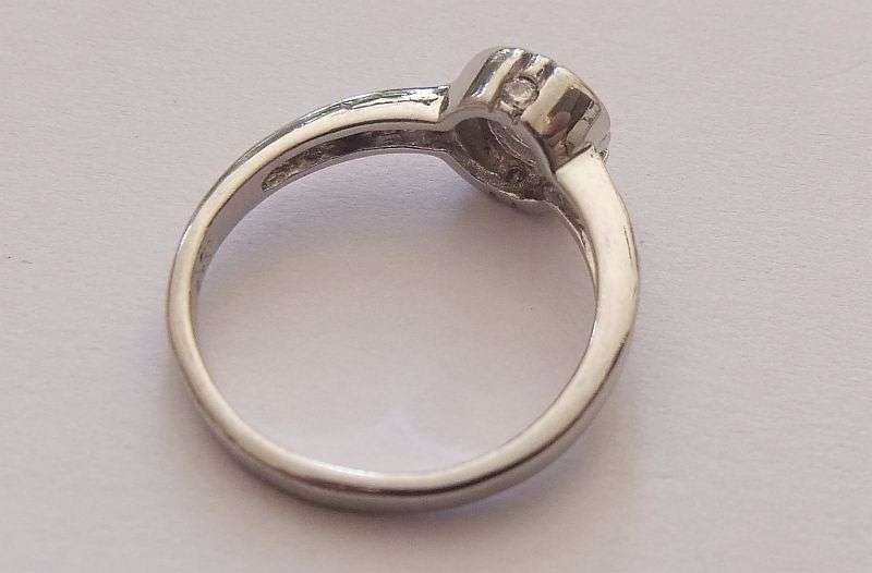 A BEAUTIFUL EXCELLENT QUALITY STERLING SILVER RING SET WITH FACETED STONES...EVEN FACING OUTWARD !!