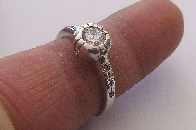 A BEAUTIFUL EXCELLENT QUALITY STERLING SILVER RING SET WITH FACETED STONES...EVEN FACING OUTWARD !!