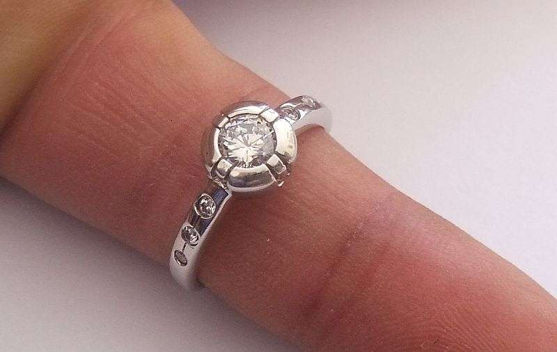 A BEAUTIFUL EXCELLENT QUALITY STERLING SILVER RING SET WITH FACETED STONES...EVEN FACING OUTWARD !!
