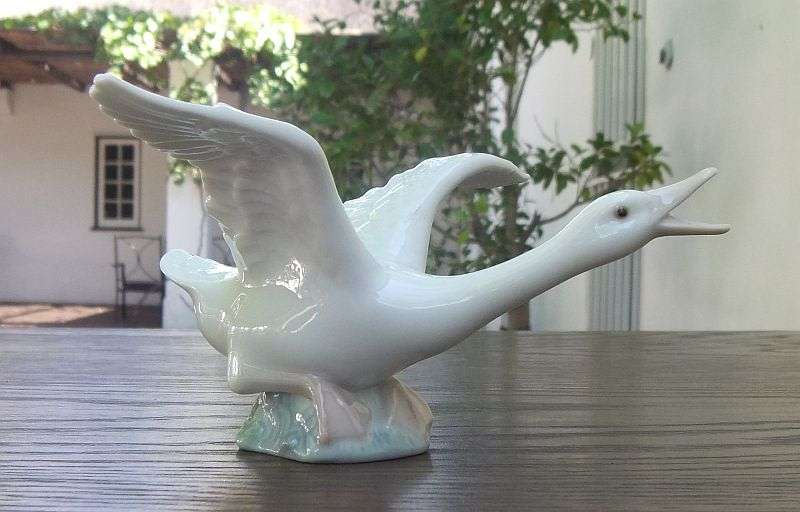 WOW !! A BEAUTIFUL"" GOOSE TAKING FLIGHT "" ORNAMENT BY LLADRO OF SPAIN !! PERFECT CONDITION !!