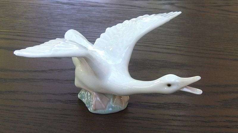 WOW !! A BEAUTIFUL"" GOOSE TAKING FLIGHT "" ORNAMENT BY LLADRO OF SPAIN !! PERFECT CONDITION !!