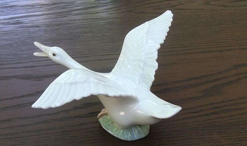 WOW !! A BEAUTIFUL"" GOOSE TAKING FLIGHT "" ORNAMENT BY LLADRO OF SPAIN !! PERFECT CONDITION !!