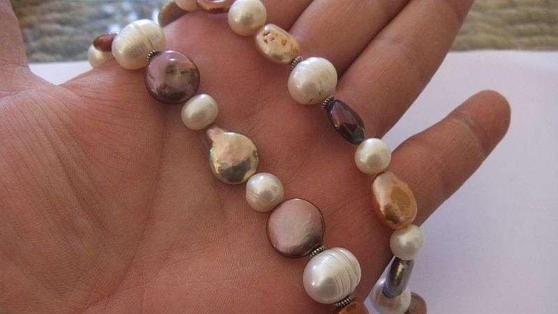 AN EXQUISITE NECKLACE MADE OF GENUINE FRESHWATER BAROQUE AND OTHER PEARLS WITH SIGNORETTI CLASP !!