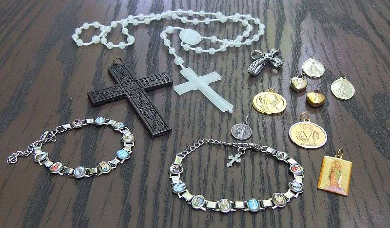 HOLY MOLY !! A LITTLE COLLECTION OF VINTAGE RELIGIOUS ITEMS INCLUDING A GLOW IN THE DARK ROSARY !!