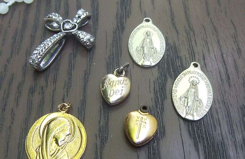 HOLY MOLY !! A LITTLE COLLECTION OF VINTAGE RELIGIOUS ITEMS INCLUDING A GLOW IN THE DARK ROSARY !!