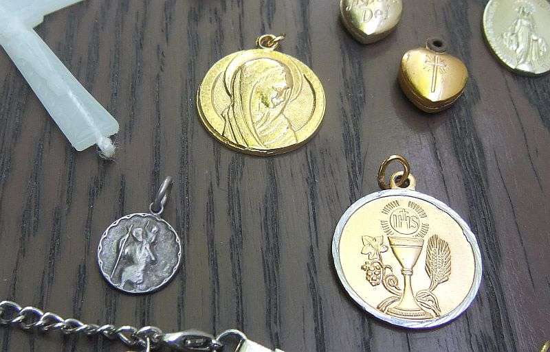 HOLY MOLY !! A LITTLE COLLECTION OF VINTAGE RELIGIOUS ITEMS INCLUDING A GLOW IN THE DARK ROSARY !!