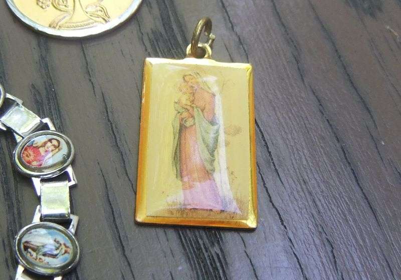 HOLY MOLY !! A LITTLE COLLECTION OF VINTAGE RELIGIOUS ITEMS INCLUDING A GLOW IN THE DARK ROSARY !!
