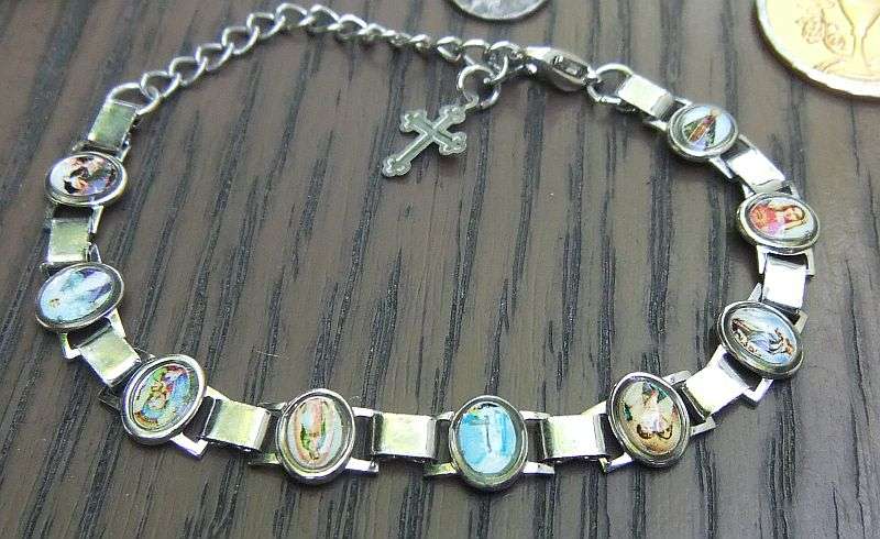 HOLY MOLY !! A LITTLE COLLECTION OF VINTAGE RELIGIOUS ITEMS INCLUDING A GLOW IN THE DARK ROSARY !!