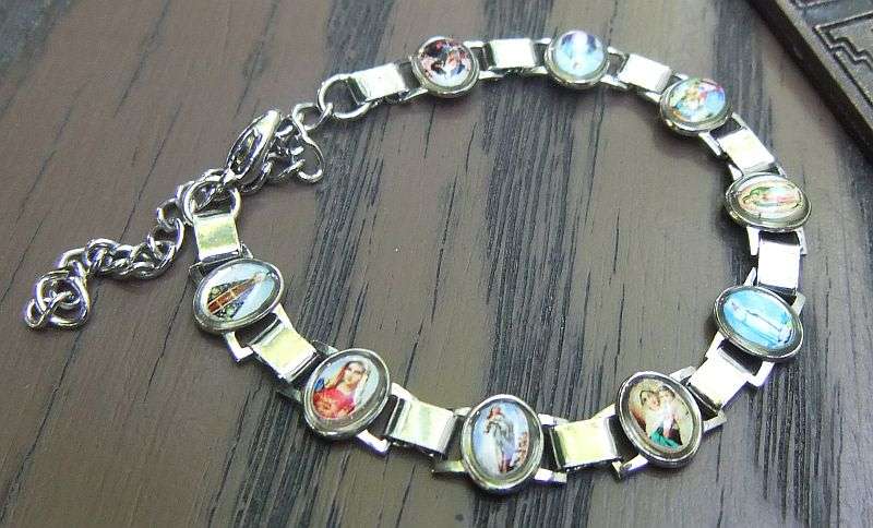 HOLY MOLY !! A LITTLE COLLECTION OF VINTAGE RELIGIOUS ITEMS INCLUDING A GLOW IN THE DARK ROSARY !!