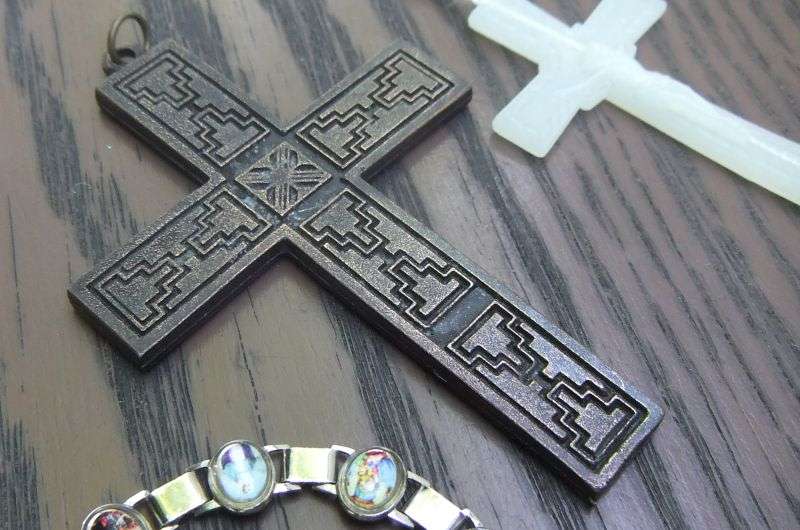 HOLY MOLY !! A LITTLE COLLECTION OF VINTAGE RELIGIOUS ITEMS INCLUDING A GLOW IN THE DARK ROSARY !!