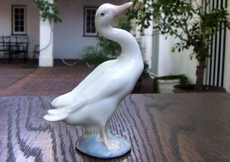 A FANTASTIC VINTAGE ADORABLE DUCK FIGURE BY LLADRO ...MADE IN SPAIN ...ABSOLUTELY NO DAMAGE ! WOW !!