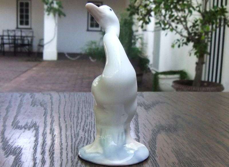 A FANTASTIC VINTAGE ADORABLE DUCK FIGURE BY LLADRO ...MADE IN SPAIN ...ABSOLUTELY NO DAMAGE ! WOW !!