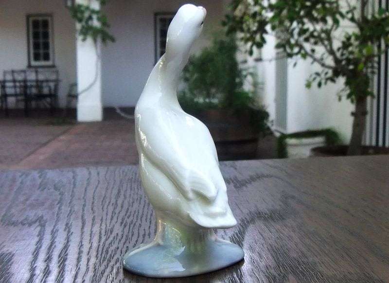 A FANTASTIC VINTAGE ADORABLE DUCK FIGURE BY LLADRO ...MADE IN SPAIN ...ABSOLUTELY NO DAMAGE ! WOW !!