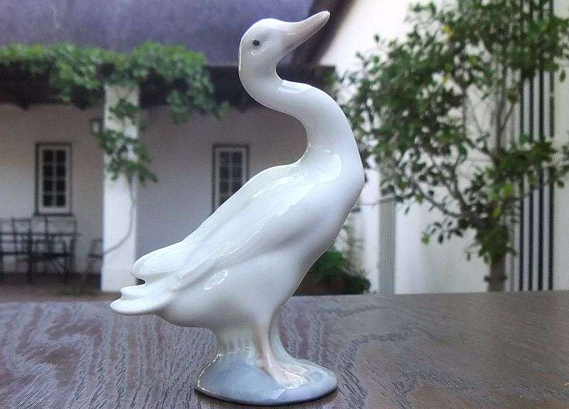 A FANTASTIC VINTAGE ADORABLE DUCK FIGURE BY LLADRO ...MADE IN SPAIN ...ABSOLUTELY NO DAMAGE ! WOW !!