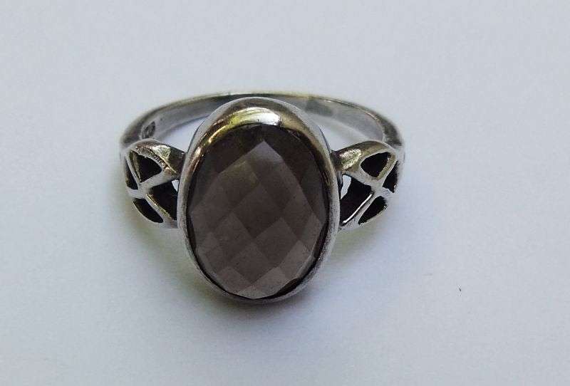 WOW !! A STUNNING SOLID STERLING SILVER RING SET WITH A FACETED SMOKY TOPAZ !! MUST SEE !!
