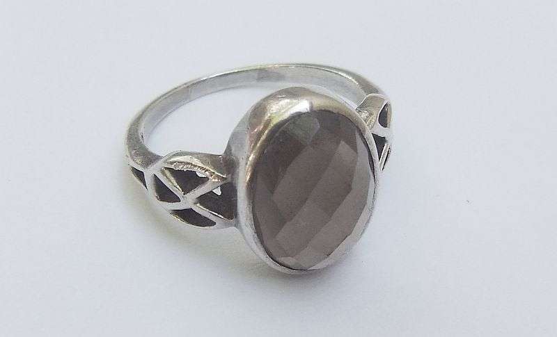 WOW !! A STUNNING SOLID STERLING SILVER RING SET WITH A FACETED SMOKY TOPAZ !! MUST SEE !!