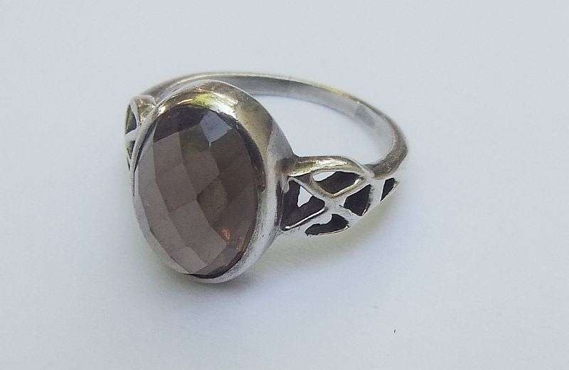WOW !! A STUNNING SOLID STERLING SILVER RING SET WITH A FACETED SMOKY TOPAZ !! MUST SEE !!