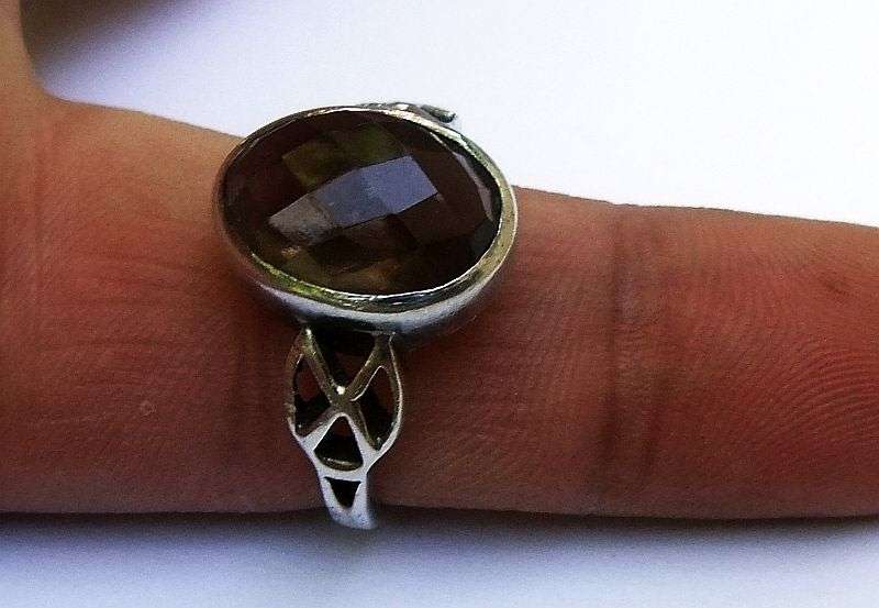 WOW !! A STUNNING SOLID STERLING SILVER RING SET WITH A FACETED SMOKY TOPAZ !! MUST SEE !!