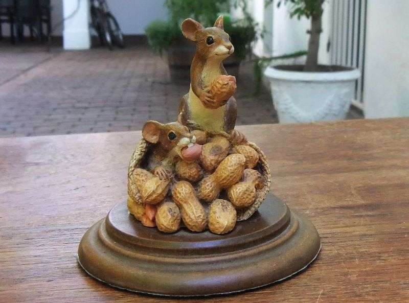 AN ADORABLE STATUE OF MICE WITH NUTS !! BY THE COUNTRY COLLECTION OF KNYSNA !! LIMITED EDITION !!