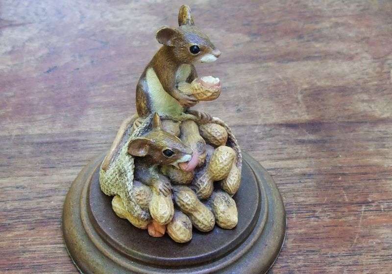 AN ADORABLE STATUE OF MICE WITH NUTS !! BY THE COUNTRY COLLECTION OF KNYSNA !! LIMITED EDITION !!