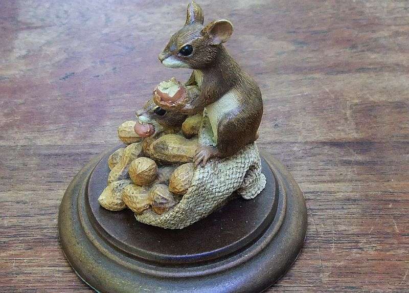 AN ADORABLE STATUE OF MICE WITH NUTS !! BY THE COUNTRY COLLECTION OF KNYSNA !! LIMITED EDITION !!