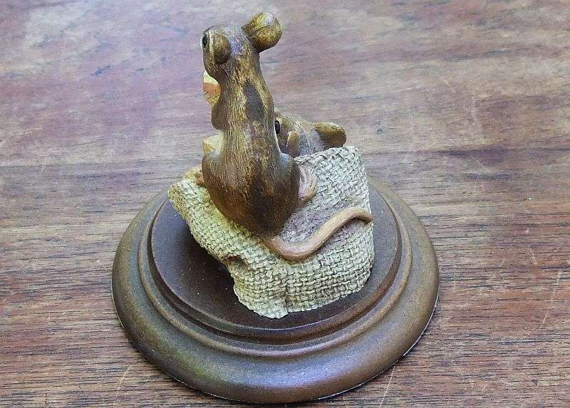 AN ADORABLE STATUE OF MICE WITH NUTS !! BY THE COUNTRY COLLECTION OF KNYSNA !! LIMITED EDITION !!